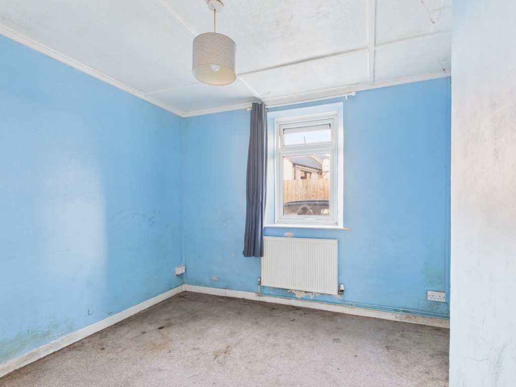 Lot: 144 - LEASEHOLD TWO-BEDROOM GROUND FLOOR FLAT FOR UPDATING IN POPULAR LOCATION - Bedroom one